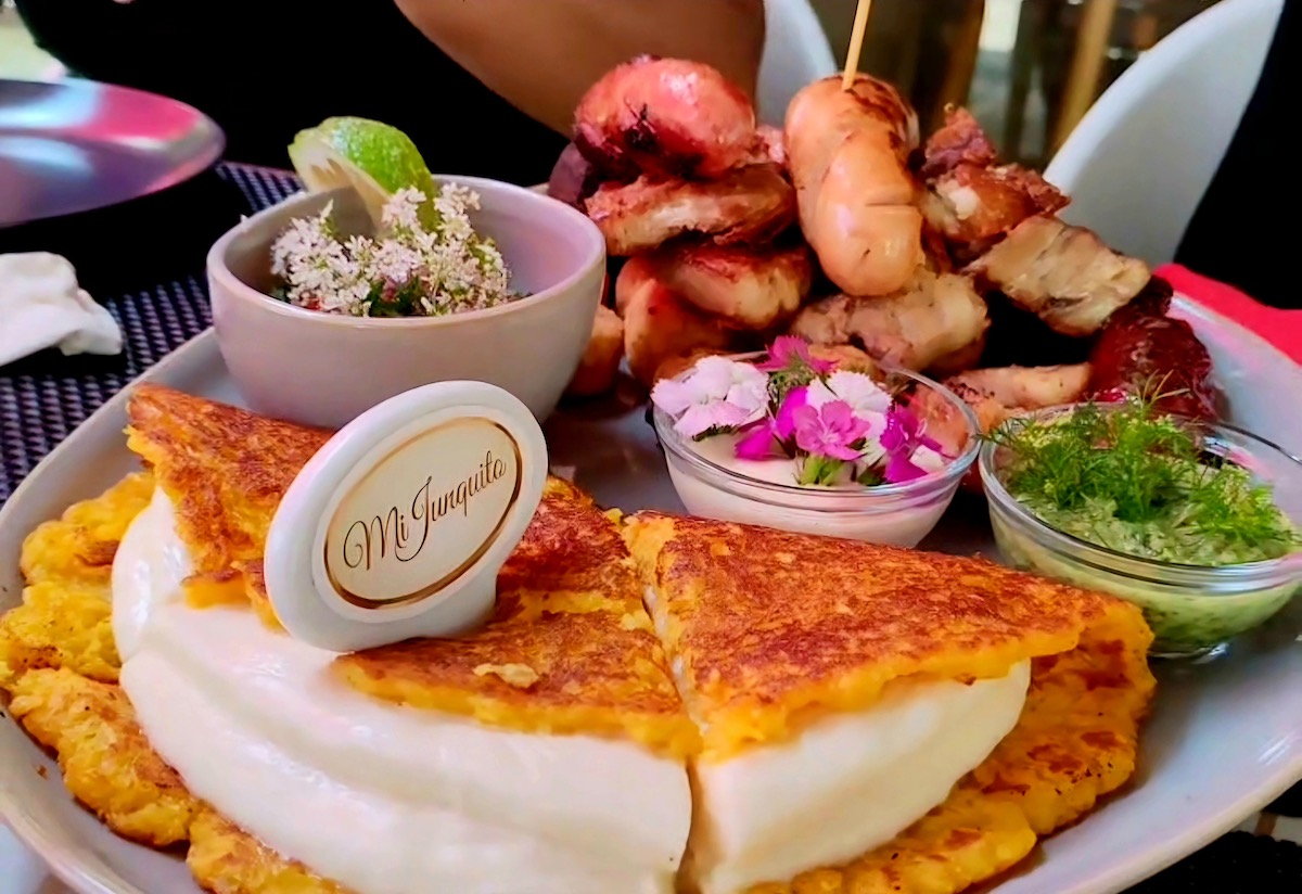 Prato Barista Gastrobar Venezuela com cachapa e carnes